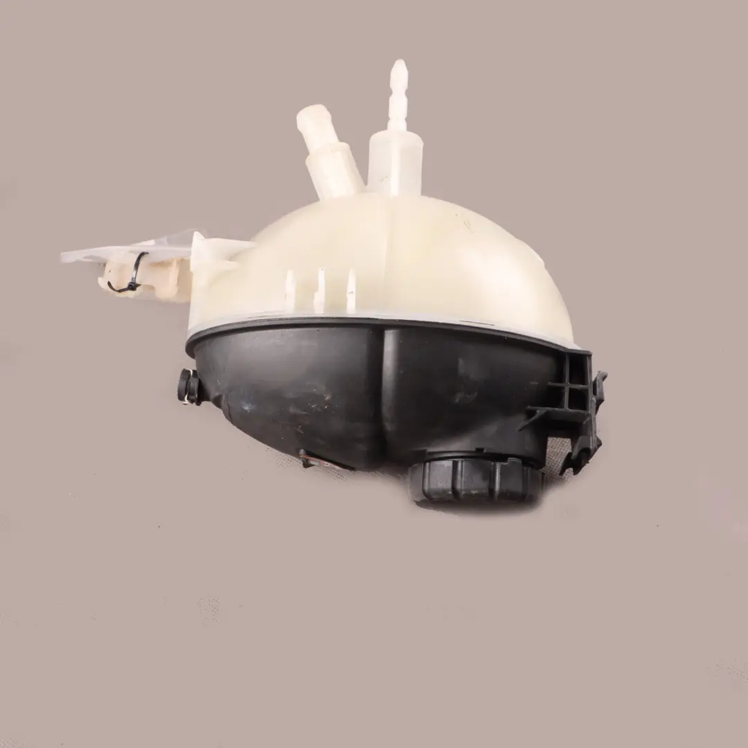 Réservoir d'expansion du liquide de refroidissement pour Mercedes W204 à propos du numéro de pièce A2045000749 Mercedes W204 Réservoir d'expansion du liquide de refroidissement - SKU A2045000749 - Numéro de pièce A2045000749