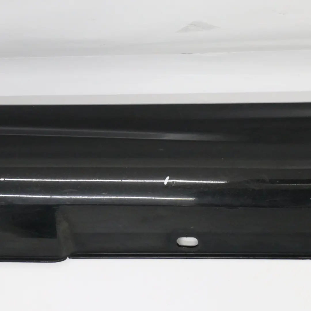 Seitenschwellerabdeckung rechts Obsidian Schwarz Metallic - 197 für Mercedes W204 mit Teilenummer A2046980454 Mercedes W204 Seitenschwellerabdeckung rechts Obsidian Schwarz Metallic - 197 - SKU A2046980454-OB2 - Teilenummer A2046980454