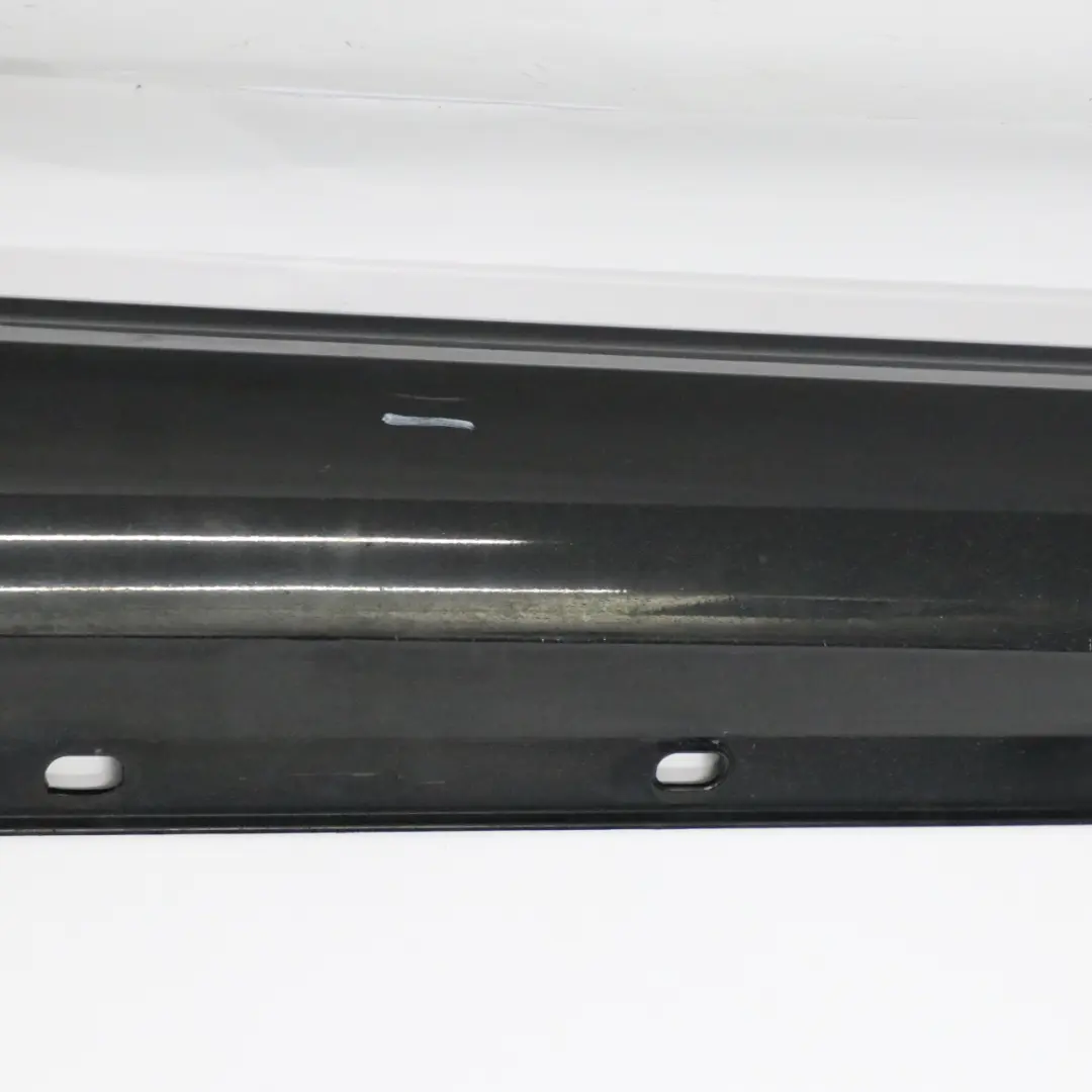 jupe latérale couvre seuil de porte droite Obsidian Black - 197 pour Mercedes W204 à propos du numéro de pièce A2046980454 Mercedes W204 jupe latérale couvre seuil de porte droite Obsidian Black - 197 - SKU A2046980454-OB2 - Numéro de pièce A2046980454