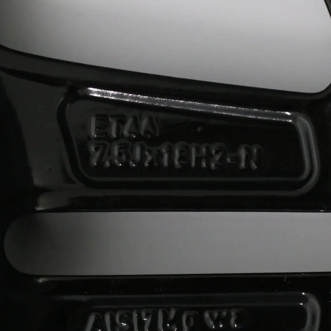 Leichtmetallfelge AMG 18" ET:44 7,5J 5 Doppelspeiche für Mercedes W205 mit Teilenummer A2054019500 Mercedes W205 Leichtmetallfelge AMG 18" ET:44 7,5J 5 Doppelspeiche - SKU A2054019500-3 - Teilenummer A2054019500