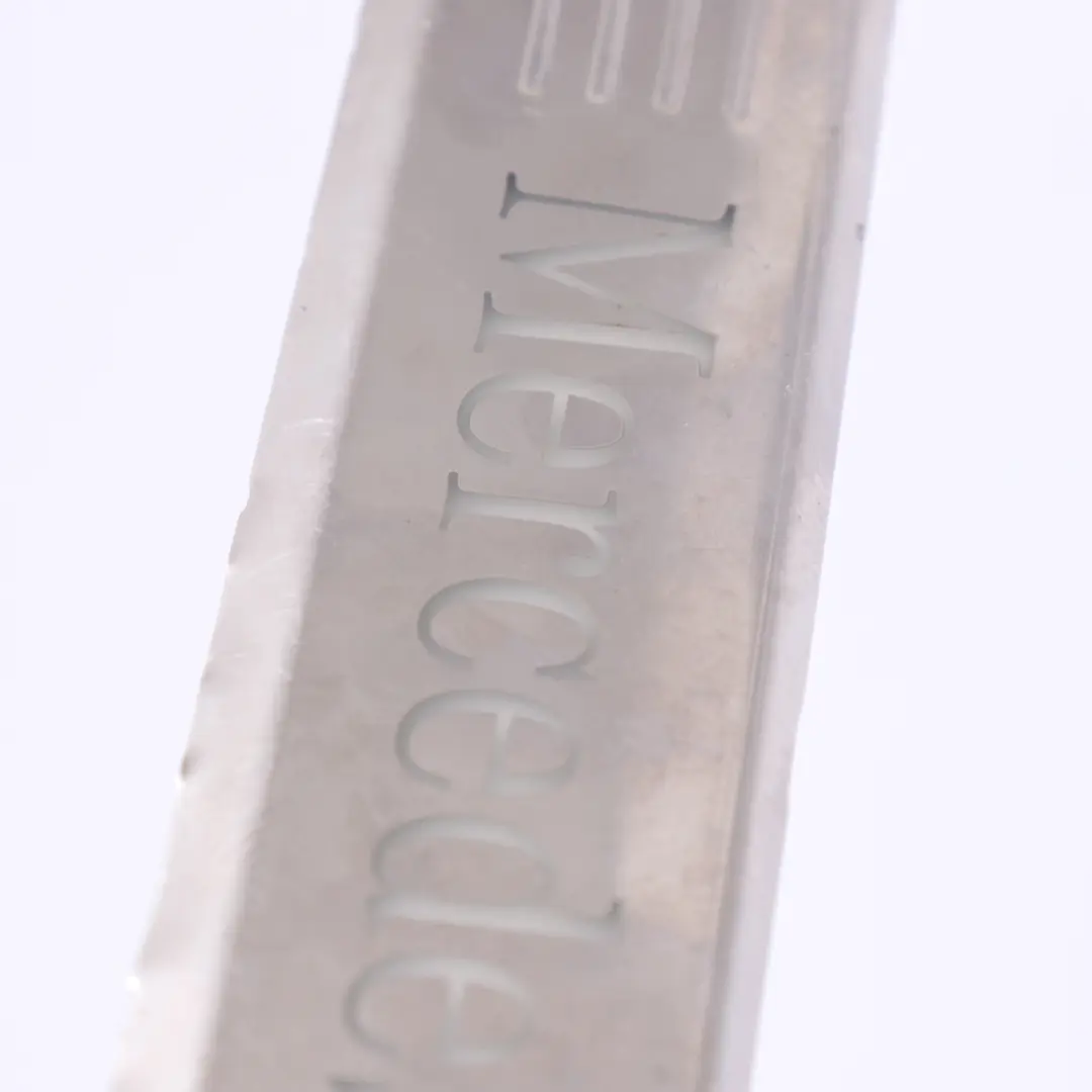  Embellecedor Entrada Mercedes W205 Delantero Izquierdo Placa Escalón Iluminada - SKU A2056800535-1 - Número de pieza A2056800535