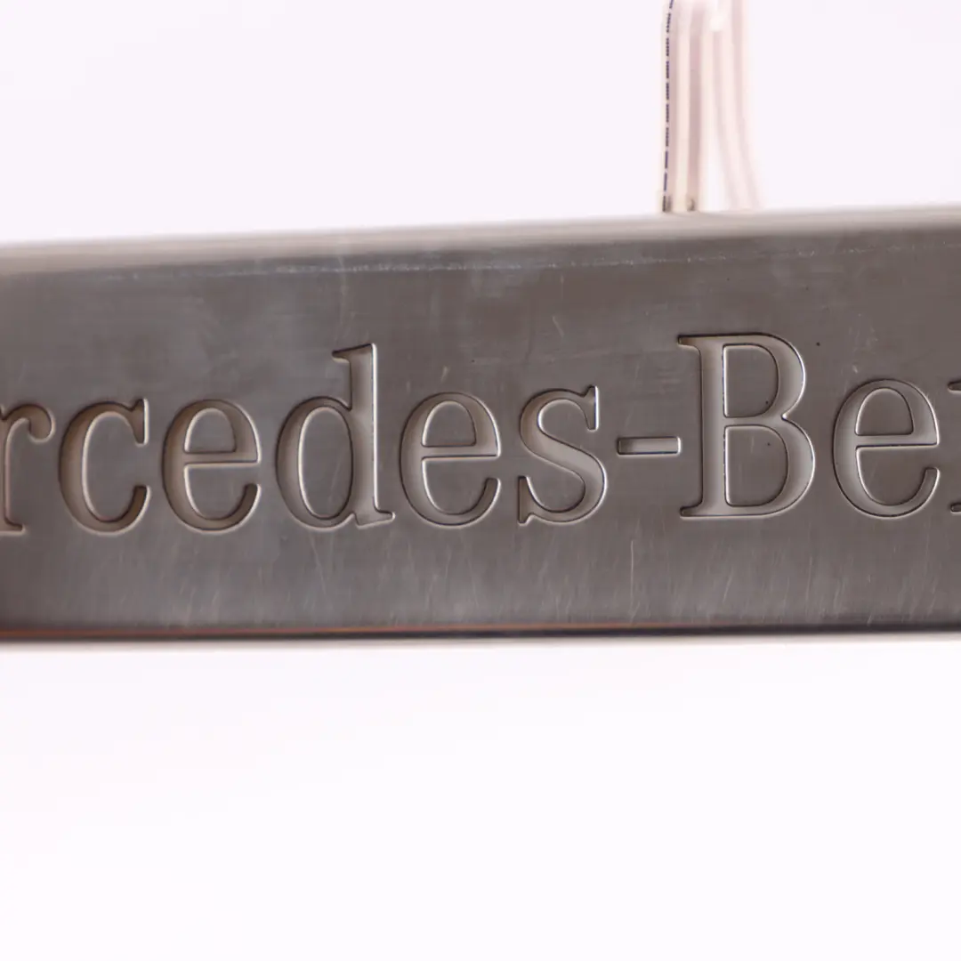 Banda de umbral de puerta delantera derecha Placa para Mercedes W205 con número de pieza A2056807003 Mercedes W205 Banda de umbral de puerta delantera derecha Placa - SKU A2056807003 - Número de pieza A2056807003