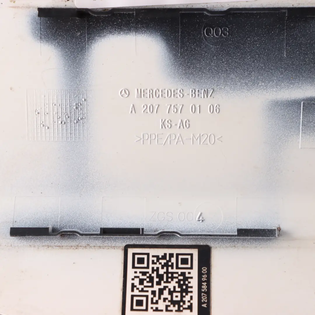 W207 C207 Kraftstoff Tank Klappe Abdeckung Polarweiß - 149 für Mercedes mit Teilenummer A2077570106 Mercedes W207 C207 Kraftstoff Tank Klappe Abdeckung Polarweiß - 149 - SKU A2077570106-POL - Teilenummer A2077570106