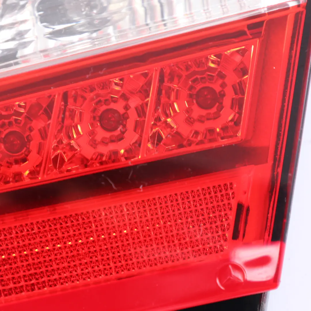 Luz Trasera Lado Derecho Tapa Interior Maletero para Mercedes C207 con número de pieza A2078200464 Mercedes C207 Luz Trasera Lado Derecho Tapa Interior Maletero - SKU A2078200464-2 - Número de pieza A2078200464