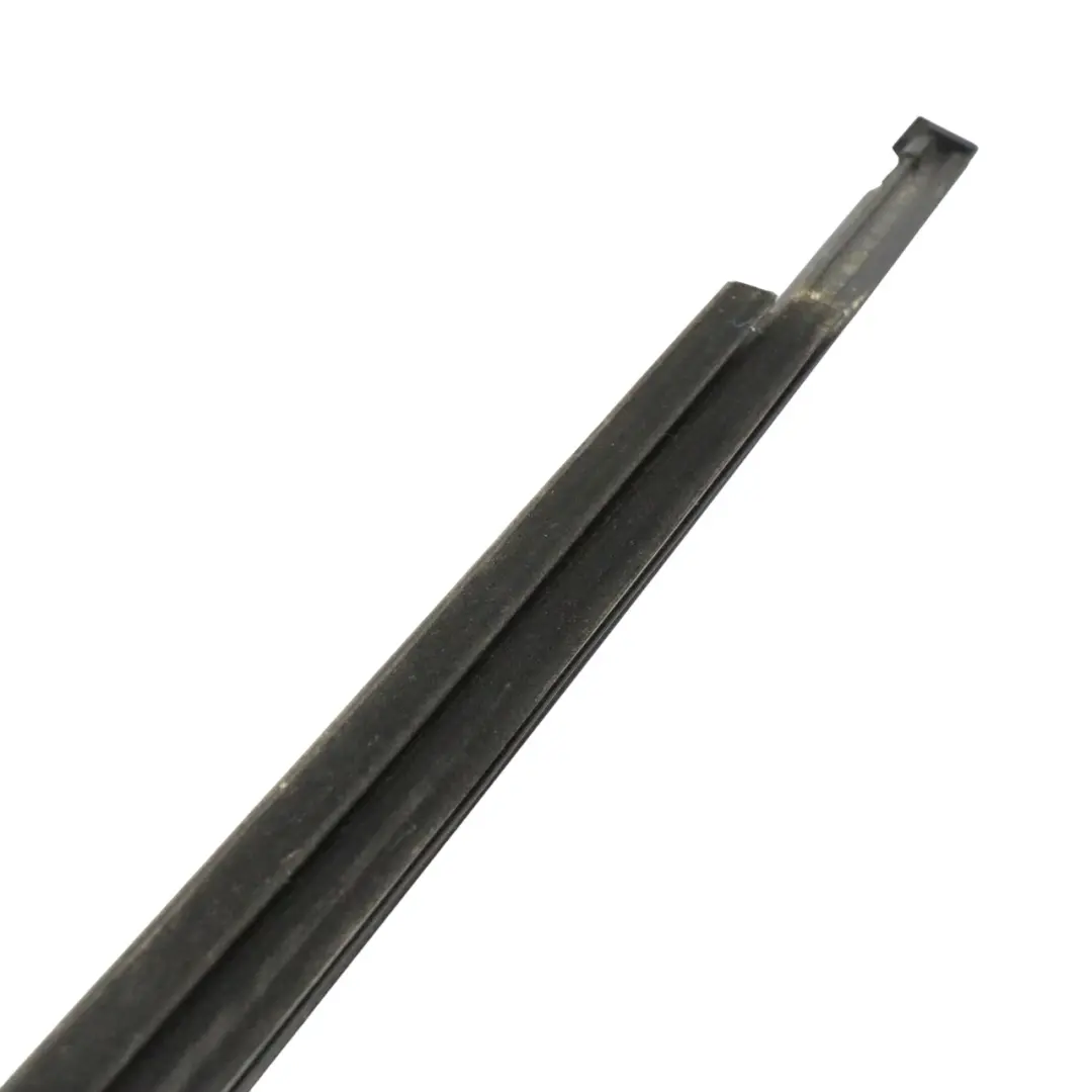 E220 W213 Zewnętrzna Listwa Szyby Drzwi Tylnych Prawa do Mercedes o numerze A2137300224 Mercedes E220 W213 Zewnętrzna Listwa Szyby Drzwi Tylnych Prawa - SKU A2137300224-1 - Numer Części A2137300224