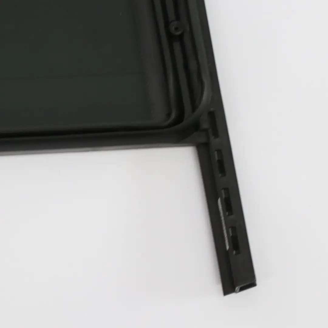 Vetro fisso porta finestra posteriore sinistra per Mercedes W213 con numero di parte A2137301706 Mercedes W213 Vetro fisso porta finestra posteriore sinistra - SKU A2137301706 - Numero di parte A2137301706