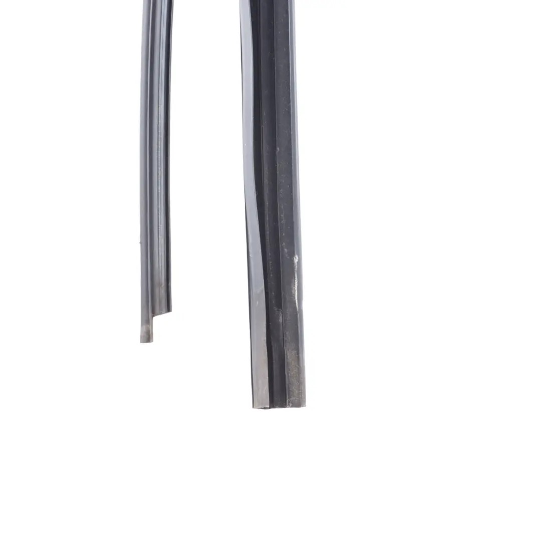 Mercedes W213 Guarnizione Porta Finestra Posteriore Sinistra Telaio Guida Cromo - SKU A2137357300 - Numero di parte A2137357300