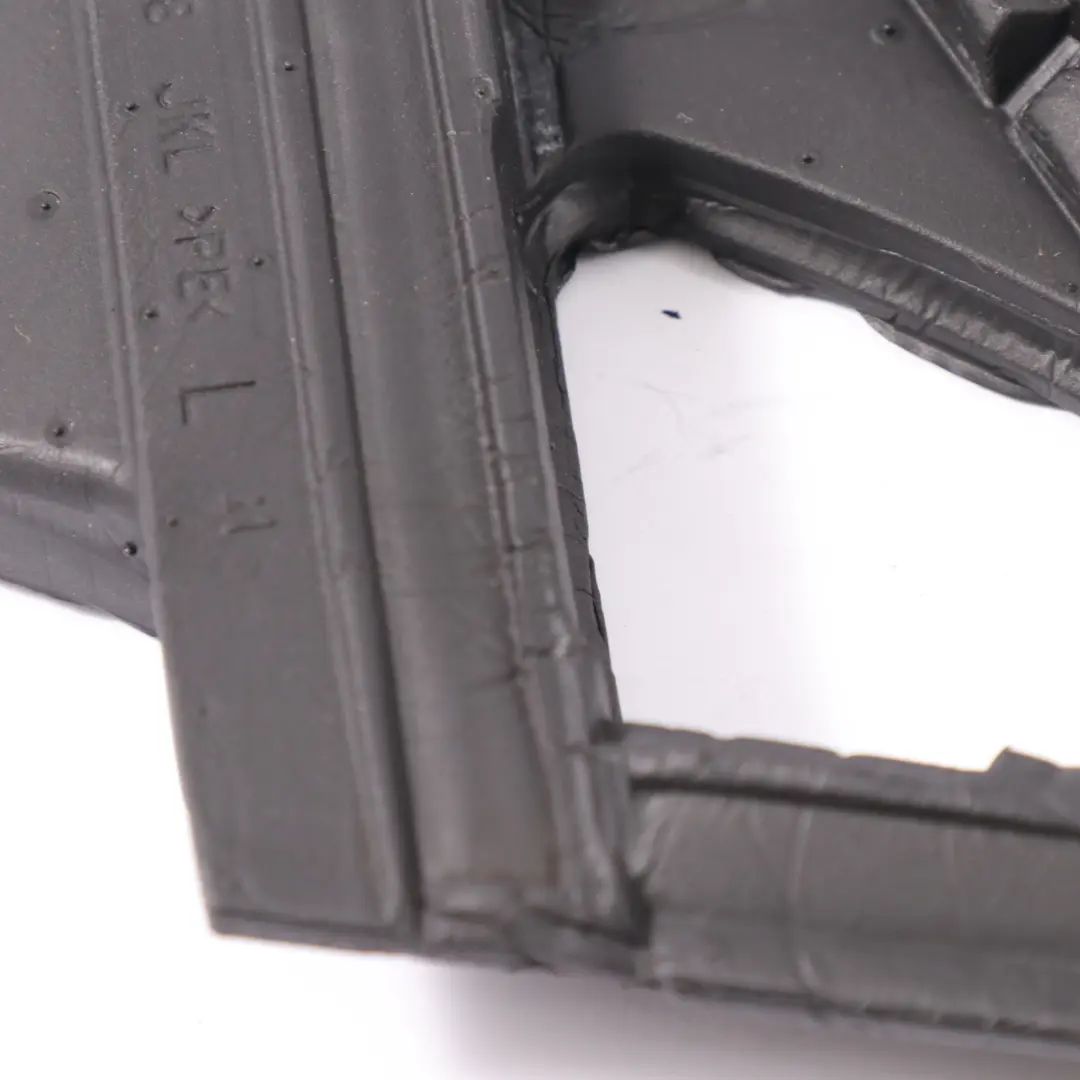 Uszczelka Guma Lusterka Bocznego Lewy Przód do Mercedes W213 o numerze A2138110398 Mercedes W213 Uszczelka Guma Lusterka Bocznego Lewy Przód - SKU A2138110398 - Numer Części A2138110398