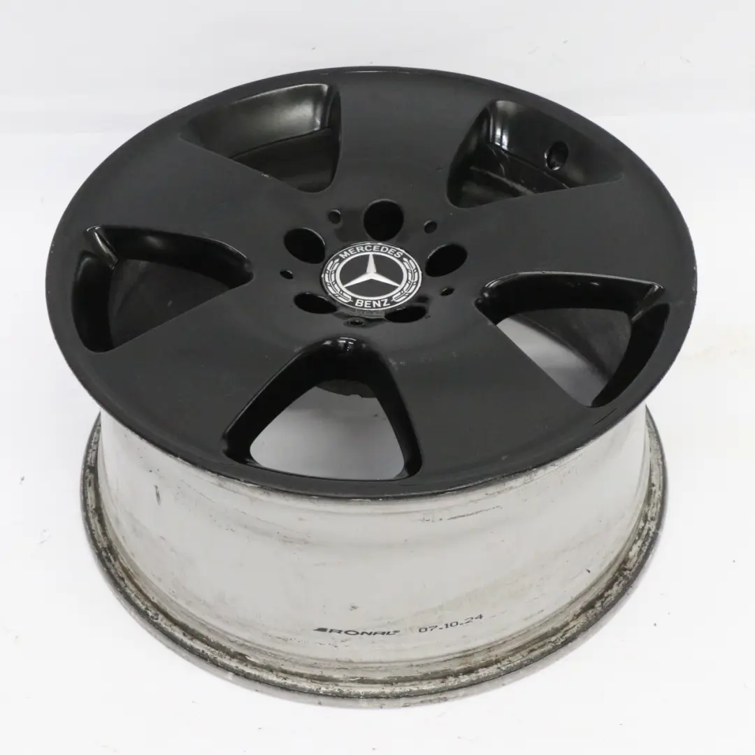 Czarna felga aluminiowa Mercedes W221 17" 8J ET:43 do o numerze A2214010302 Czarna felga aluminiowa Mercedes W221 17" 8J ET:43 - SKU A2214010302-2 - Numer Części A2214010302