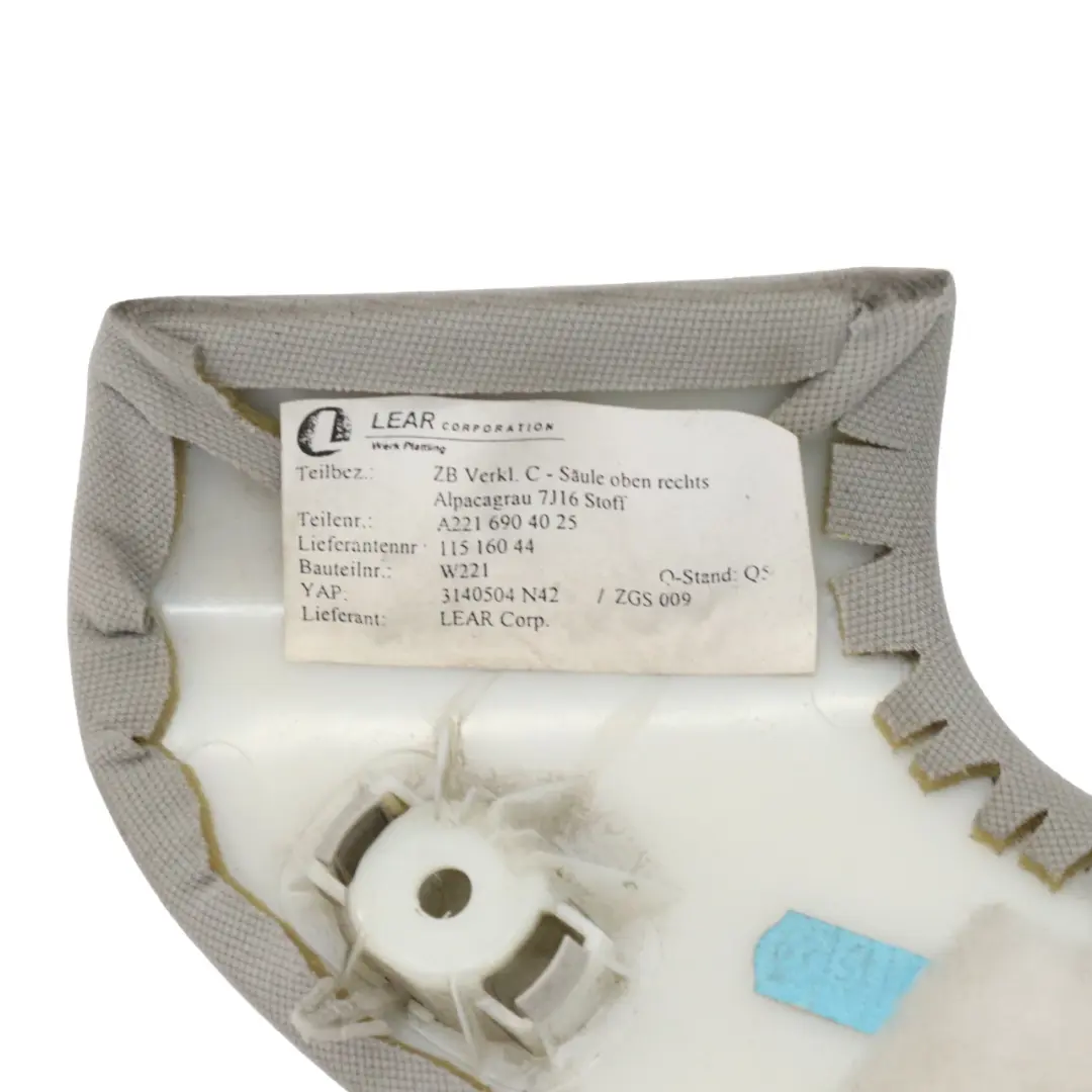 Pilastro C Coprire interno Trim posteriore destra Grigio per Mercedes W221 Sedan con numero di parte A2216904025 Mercedes W221 Sedan Pilastro C Coprire interno Trim posteriore destra Grigio - SKU A2216904025-1 - Numero di parte A2216904025