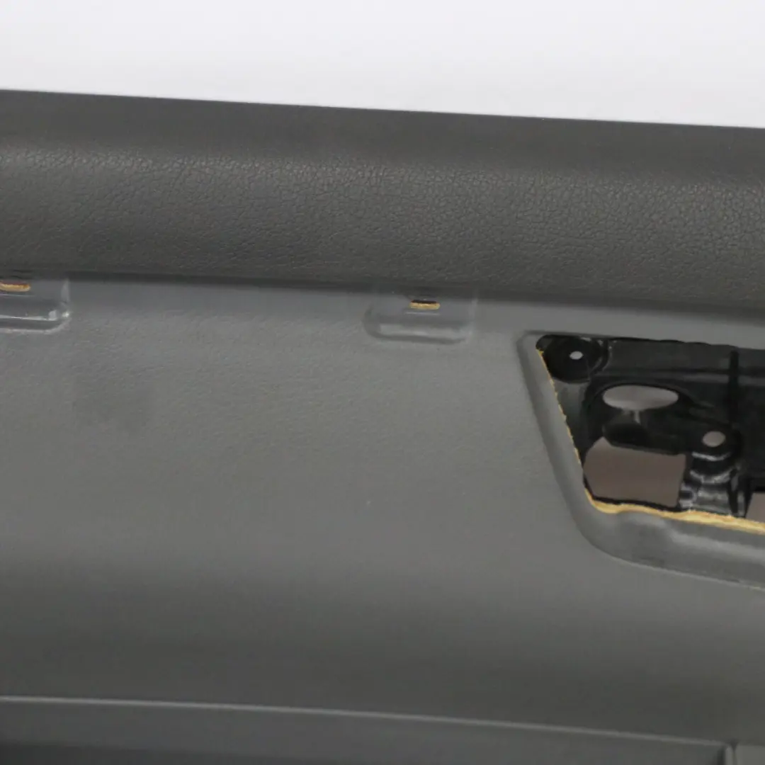 Coperchio scheda porta anteriore sinistra in pelle grigio basalto per Mercedes W221 con numero di parte A2217201779 Mercedes W221 Coperchio scheda porta anteriore sinistra in pelle grigio basalto - SKU A2217201779-2 - Numero di parte A2217201779