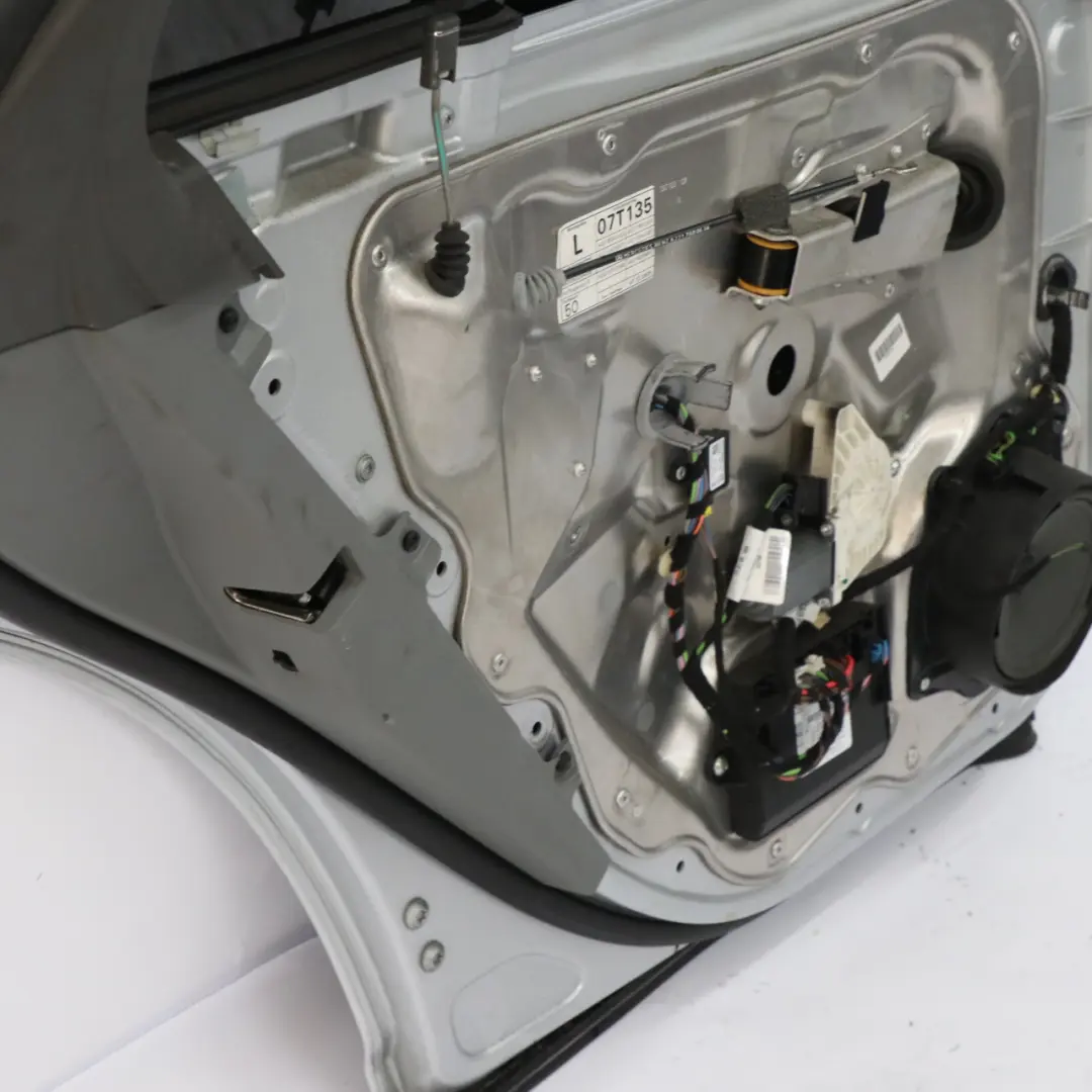 Hintere linke Tür Türverkleidung Iridium Silber Metallic - 775 für Mercedes W221 mit Teilenummer A2217300305 Mercedes W221 Hintere linke Tür Türverkleidung Iridium Silber Metallic - 775 - SKU A2217300305-IRS - Teilenummer A2217300305