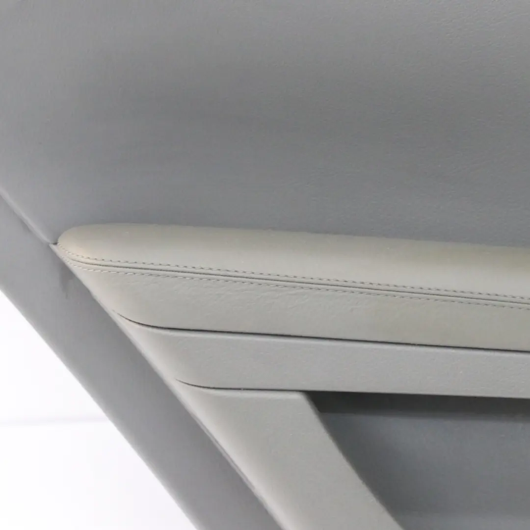 Coperchio della scheda porta posteriore sinistra in pelle grigio per Mercedes W221 con numero di parte A2217301579 Mercedes W221 Coperchio della scheda porta posteriore sinistra in pelle grigio - SKU A2217301579-1 - Numero di parte A2217301579