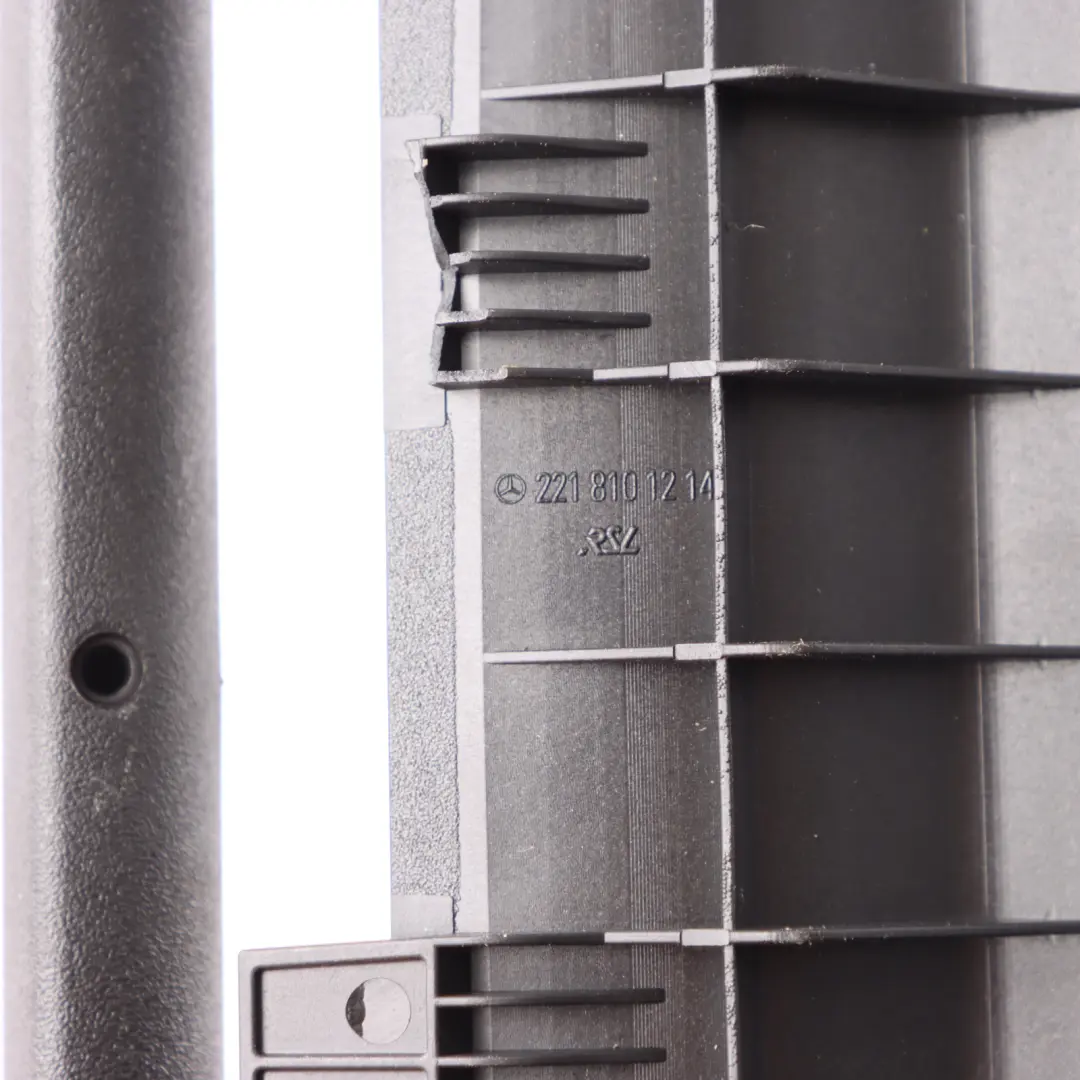 Uchwyt na Parasol Klapy Tylnej do Mercedes W221 o numerze A2218101214 Mercedes W221 Uchwyt na Parasol Klapy Tylnej - SKU A2218101214 - Numer Części A2218101214