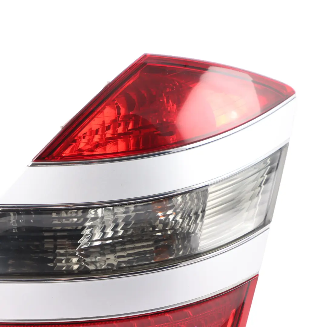 Lampada posteriore destra Fanale posteriore Iridium Silver - 775 per Mercedes W221 con numero di parte A2218200266 Mercedes W221 Lampada posteriore destra Fanale posteriore Iridium Silver - 775 - SKU A2218200266-IRS - Numero di parte A2218200266