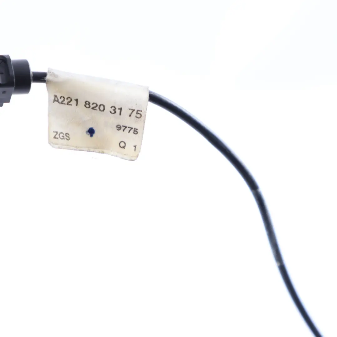 Antena Dachowa Rekin Iridium Silver Metalik - 775 do Mercedes W221 o numerze A2218203175 Mercedes W221 Antena Dachowa Rekin Iridium Silver Metalik - 775 - SKU A2218203175-IRS - Numer Części A2218203175