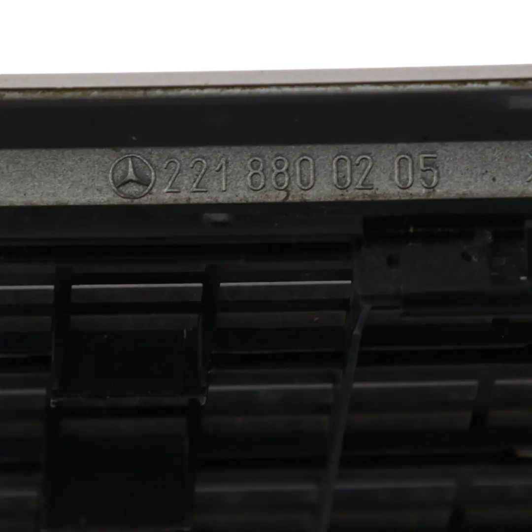 Motorhaube Kühlergrill Rechts Lüftungsschacht Iridium Silber 775 für Mercedes W221 mit Teilenummer A2218800205 Mercedes W221 Motorhaube Kühlergrill Rechts Lüftungsschacht Iridium Silber 775 - SKU A2218800205-IRS - Teilenummer A2218800205