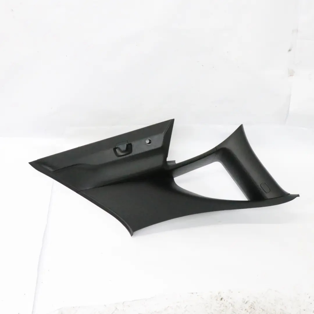 Osłona Słupka C Prawa Panel Kolumny Czarny do Mercedes H243 o numerze A2476908200 Mercedes H243 Osłona Słupka C Prawa Panel Kolumny Czarny - SKU A2476908200 - Numer Części A2476908200