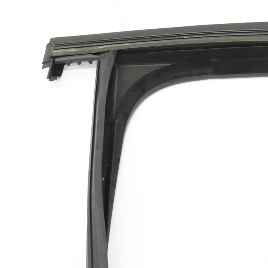 Uszczelka Ramka Szyby Drzwi Lewy Tył do Mercedes H243 o numerze A2477354300 Mercedes H243 Uszczelka Ramka Szyby Drzwi Lewy Tył - SKU A2477354300 - Numer Części A2477354300