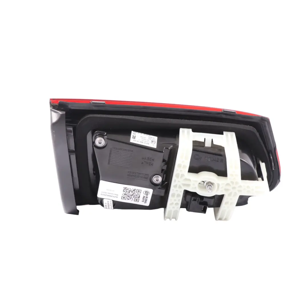 Luce segnalazione portellone posteriore destro per Mercedes GLC X253 con numero di parte A2539062603 Mercedes GLC X253 Luce segnalazione portellone posteriore destro - SKU A2539062603 - Numero di parte A2539062603