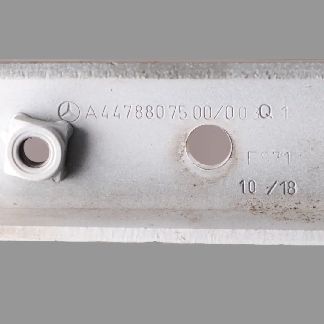 Mercedes W447 Charnière de capot gauche Arctic White - 9147 - SKU A4478807500-ARW - Numéro de pièce A4478807500