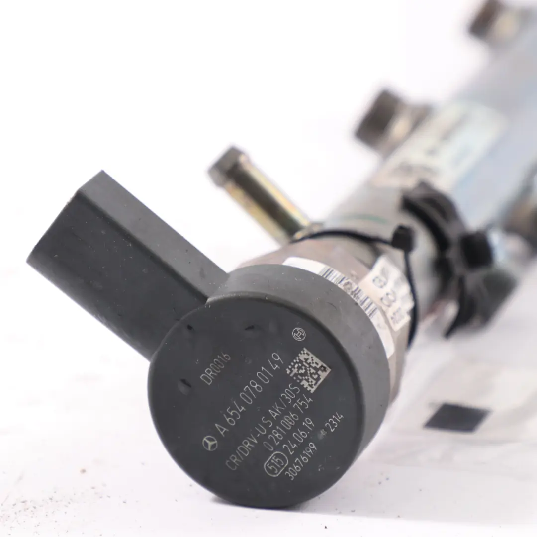 OM656 Rail d'injection de carburant pour Mercedes W213 Diesel à propos du numéro de pièce A6560700095 Mercedes W213 Diesel OM656 Rail d'injection de carburant - SKU A6560700095 - Numéro de pièce A6560700095