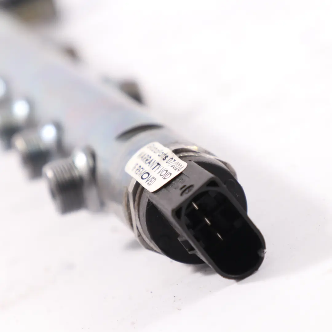 OM656 Kraftstoff Einspritz Leiste Verteiler für Mercedes W213 Diesel mit Teilenummer A6560700095 Mercedes W213 Diesel OM656 Kraftstoff Einspritz Leiste Verteiler - SKU A6560700095 - Teilenummer A6560700095