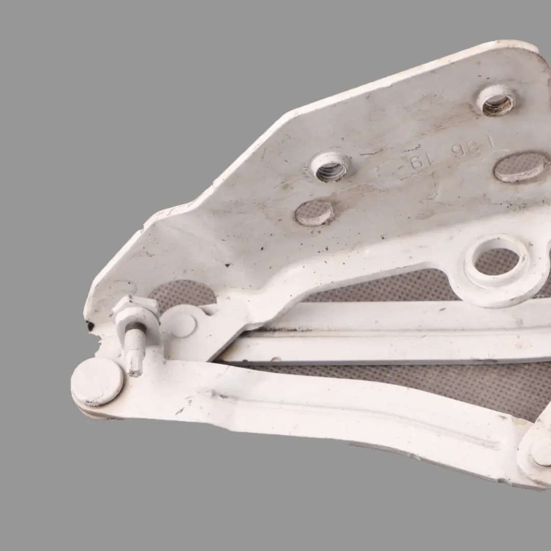 W907 W910 Cerniera cofano motore sinistra bianco artico - 9147 per Mercedes con numero di parte A9108803000 Mercedes W907 W910 Cerniera cofano motore sinistra bianco artico - 9147 - SKU A9108803000-ARW - Numero di parte A9108803000