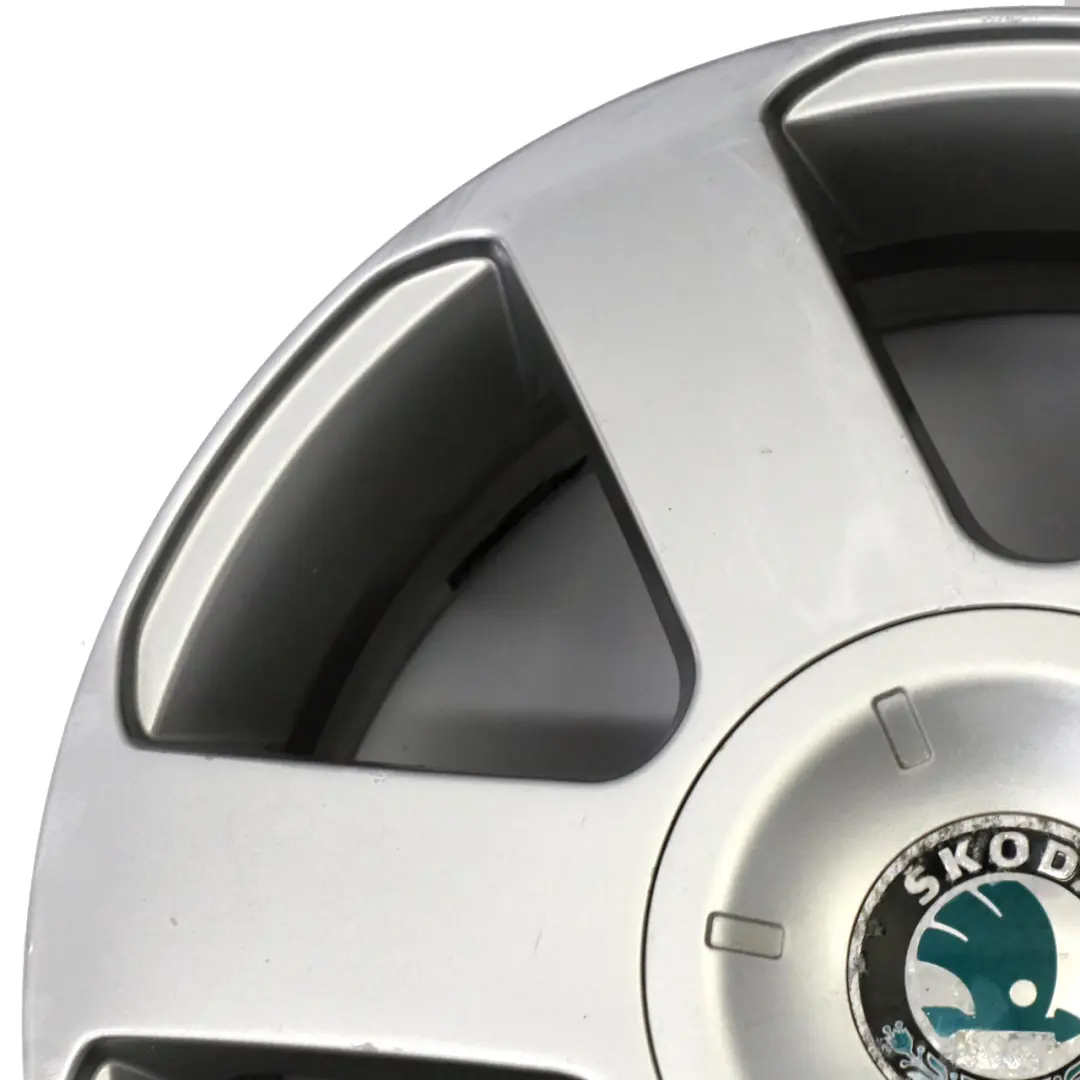 Cerchio in lega argento 6,5J 16" ET:50 per Skoda Octavia II con numero di parte 1Z0601025B Skoda Octavia II Cerchio in lega argento 6,5J 16" ET:50 - SKU 1Z0601025B-2 - Numero di parte 1Z0601025B