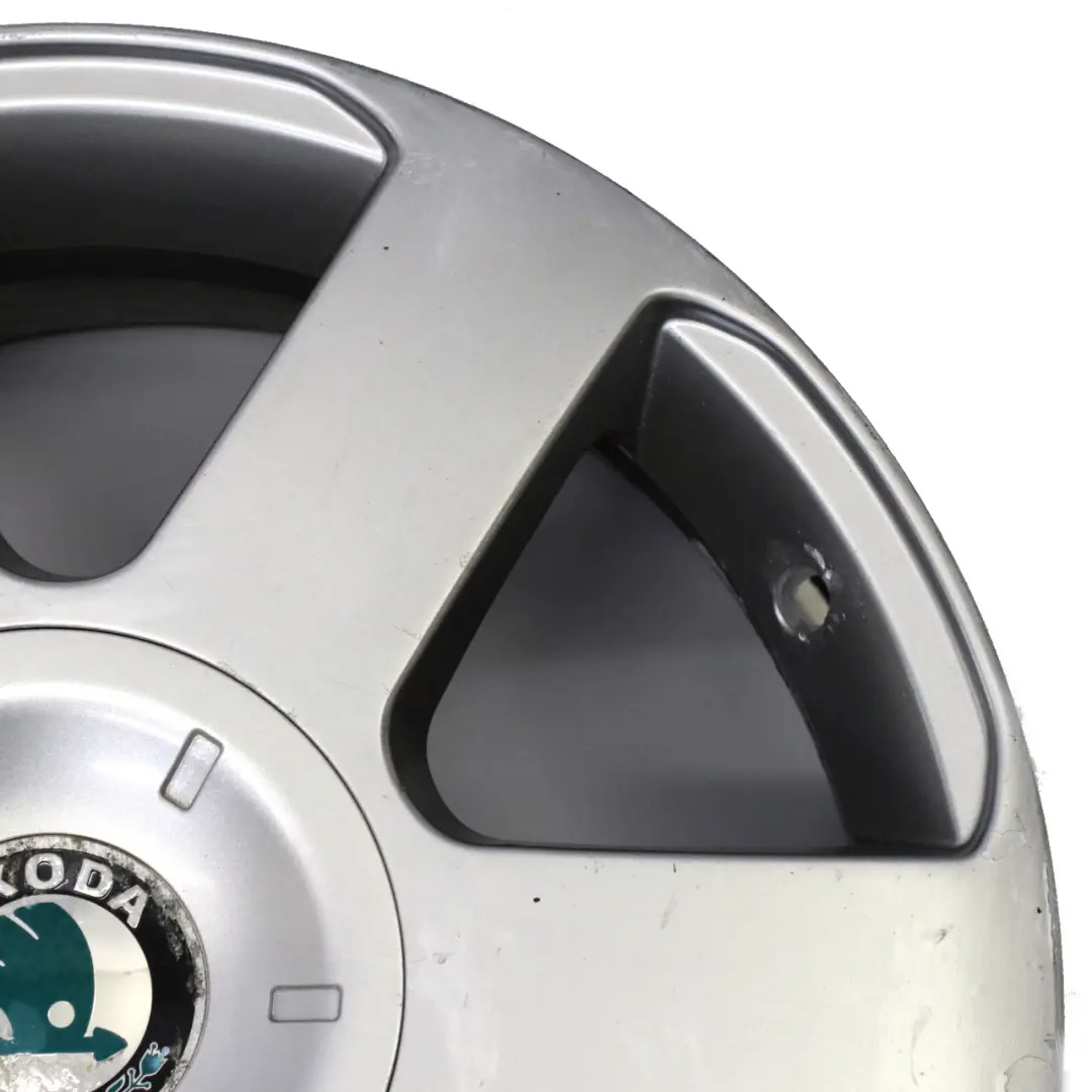 Jante alliage argent 6,5J 16" ET:50 pour Skoda Octavia II à propos du numéro de pièce 1Z0601025B Skoda Octavia II Jante alliage argent 6,5J 16" ET:50 - SKU 1Z0601025B-2 - Numéro de pièce 1Z0601025B