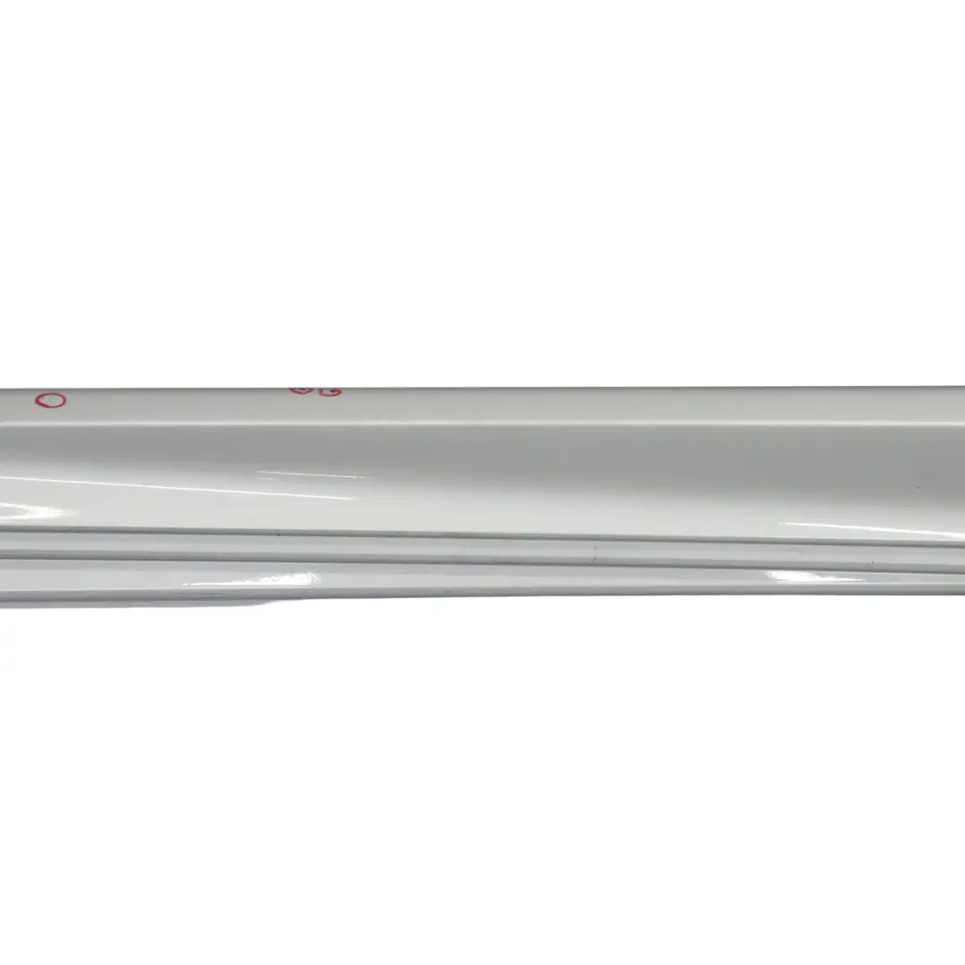 Cubre umbral de puerta faldón derecho Glacier Silver - A83 para BMW F10 F11 M Sport con número de pieza 2298068 BMW F10 F11 M Sport Cubre umbral de puerta faldón derecho Glacier Silver - A83 - SKU 2298068-GSB - Número de pieza 2298068