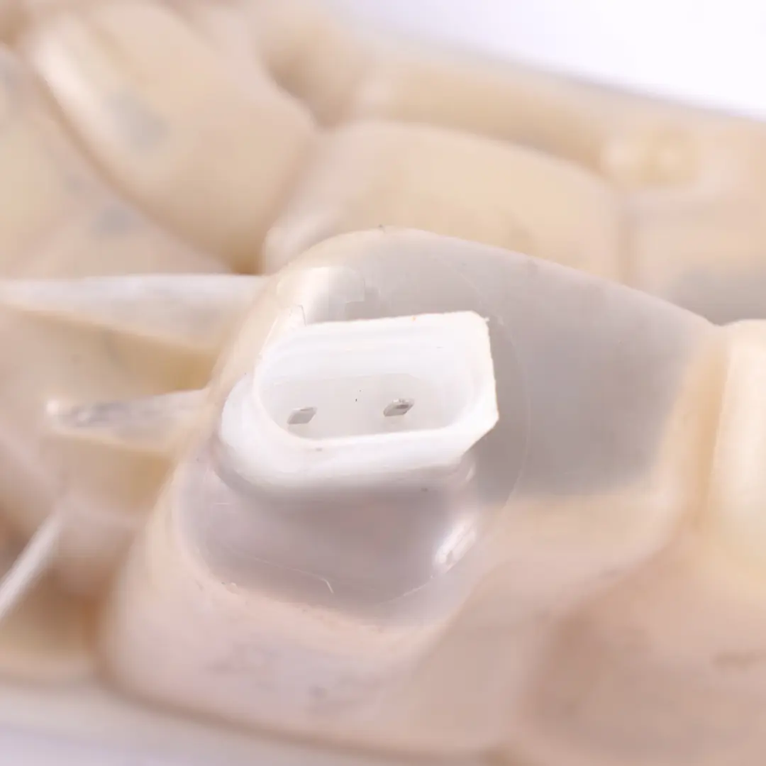 Réservoir d'expansion liquide refroidissement pour Audi A6 C6 à propos du numéro de pièce 4F0121403N Audi A6 C6 Réservoir d'expansion liquide refroidissement - SKU 4F0121403N - Numéro de pièce 4F0121403N