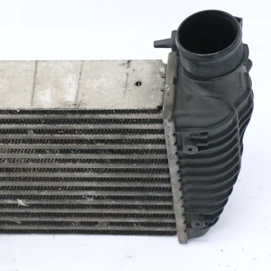 Radiatore Intercooler Raffreddatore Aria Carica Turbo per Audi A6 C6 FL con numero di parte 4F0145805AD Audi A6 C6 FL Radiatore Intercooler Raffreddatore Aria Carica Turbo - SKU 4F0145805AD - Numero di parte 4F0145805AD