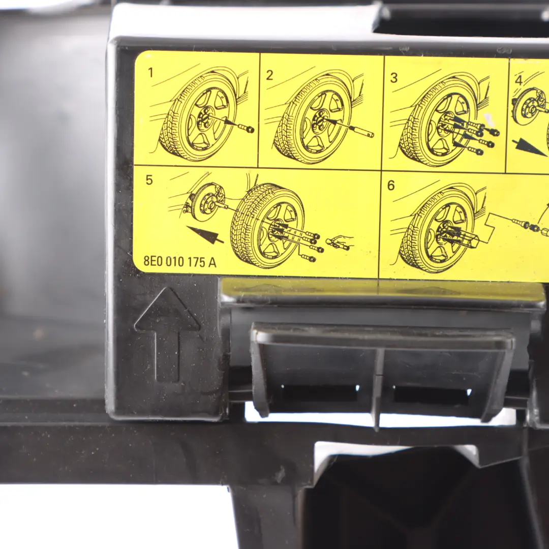 Audi A6 C6 Compartiment bagages Coffre outils Support levage cric - SKU 4F9011215B - Numéro de pièce 4F9011215B