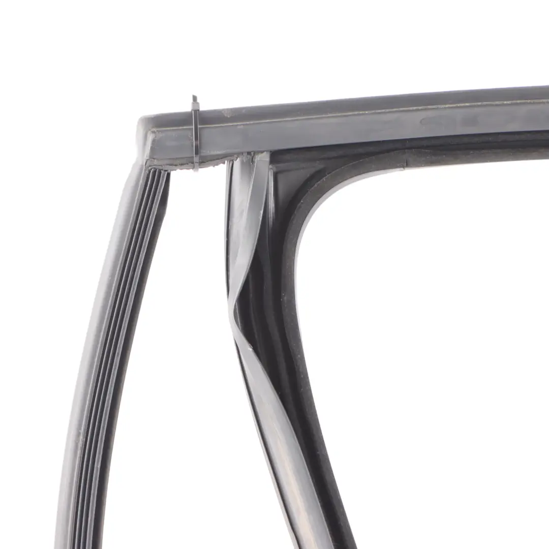 Guarnizione finestrino porta posteriore sinistra tenuta 1T0839431E per VW Golf 8 CD1 con numero di parte 5H4839439F VW Golf 8 CD1 Guarnizione finestrino porta posteriore sinistra tenuta 1T0839431E - SKU 5H4839439F - Numero di parte 5H4839439F