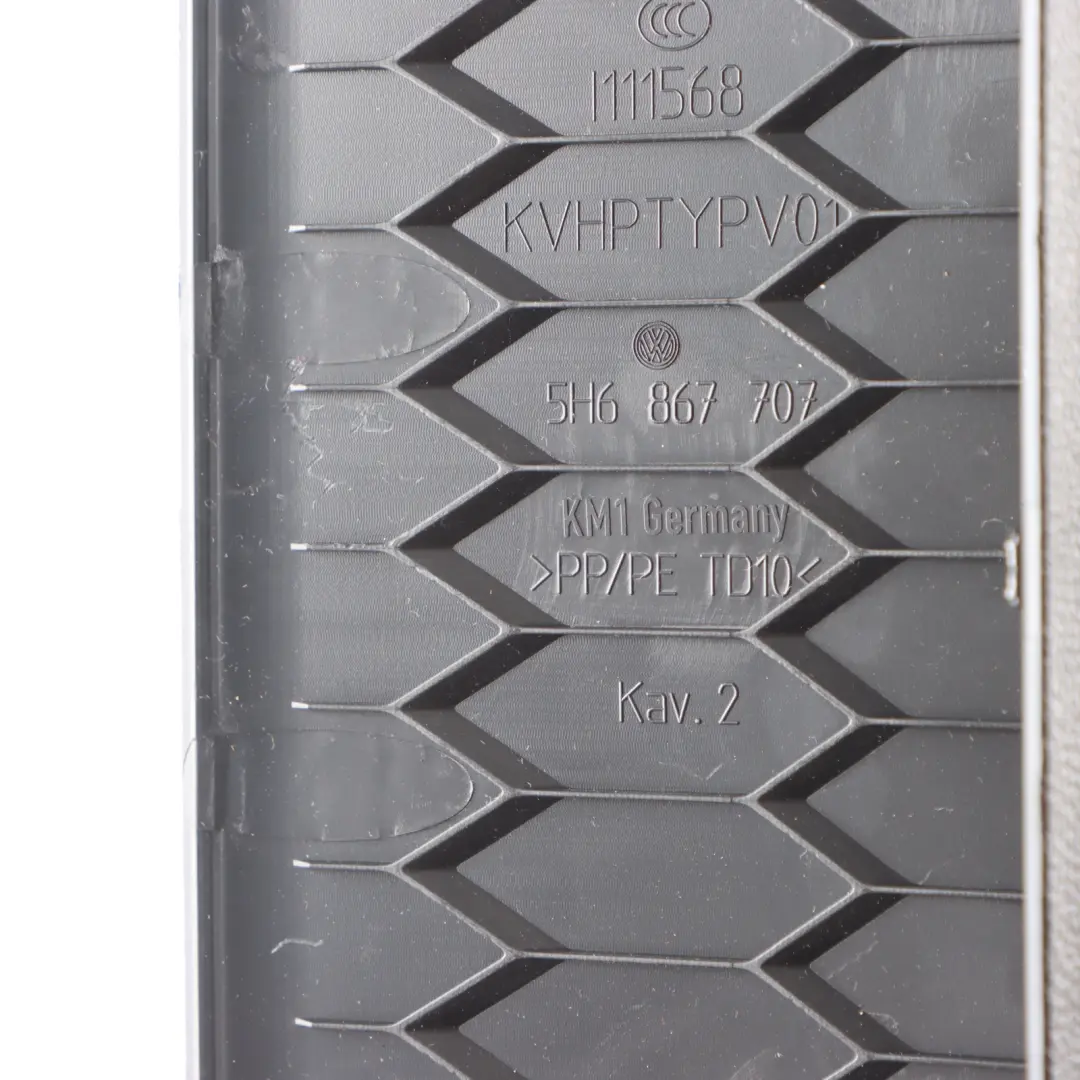 Listwa Wewnętrzna Klapy Bagażnika Górna Środkowa do VW Golf 8 o numerze 5H6867707 VW Golf 8 Listwa Wewnętrzna Klapy Bagażnika Górna Środkowa - SKU 5H6867707 - Numer Części 5H6867707