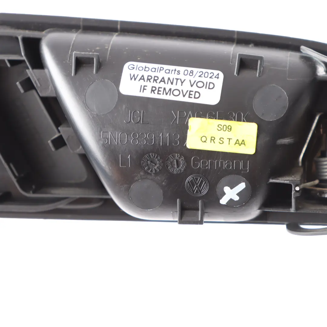 Boczek Drzwi Tylnych Lewy Chromowany do Volkswagen Tiguan 5N o numerze 5N0839113AE Volkswagen Tiguan 5N Boczek Drzwi Tylnych Lewy Chromowany - SKU 5N0839113AE - Numer Części 5N0839113AE