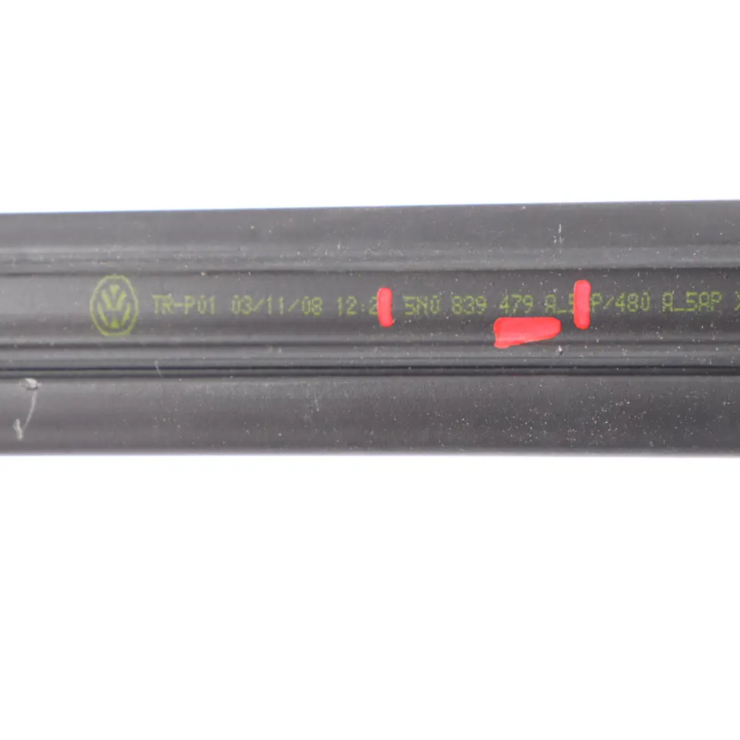 Guarnizione apertura del finestrino interno posteriore sinistro per VW Tiguan 5N con numero di parte 5N0839479A VW Tiguan 5N Guarnizione apertura del finestrino interno posteriore sinistro - SKU 5N0839479A - Numero di parte 5N0839479A