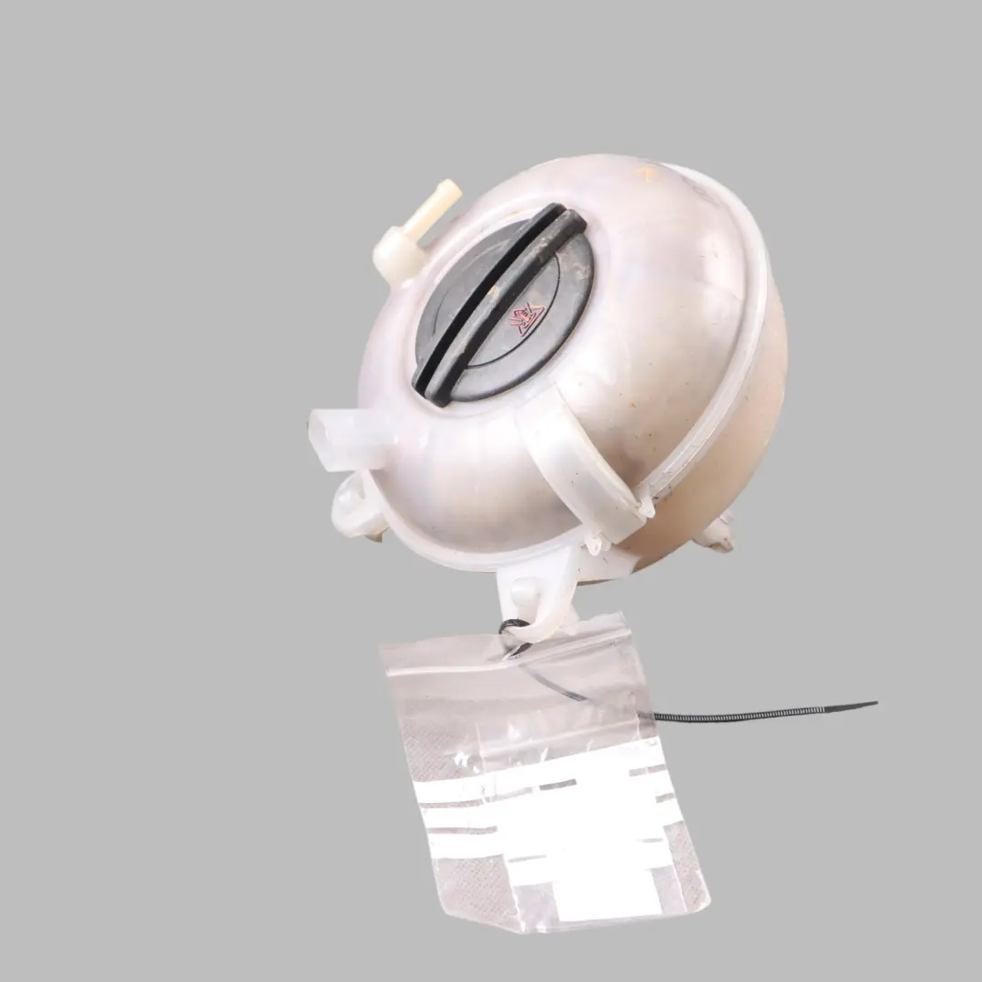 Réservoir d'expansion de liquide de refroidissement pour Audi A3 8V à propos du numéro de pièce 5Q0121407G Audi A3 8V Réservoir d'expansion de liquide de refroidissement - SKU 5Q0121407G - Numéro de pièce 5Q0121407G