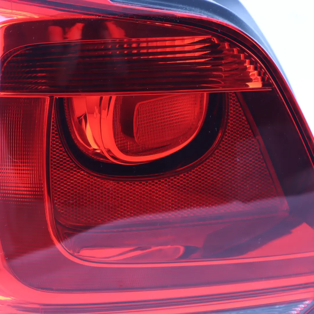 Volkswagen Polo Mk5 Lampa Tylna Klapy Bagażnika Tylna Lewa - SKU 6R0945095AC - Numer Części 6R0945095AC
