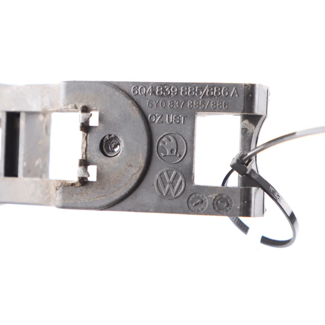 Supporto Maniglia Porta Posteriore Destra Esterna per Skoda Octavia II con numero di parte 6Y0837885 Skoda Octavia II Supporto Maniglia Porta Posteriore Destra Esterna - SKU 6Y0837885 - Numero di parte 6Y0837885