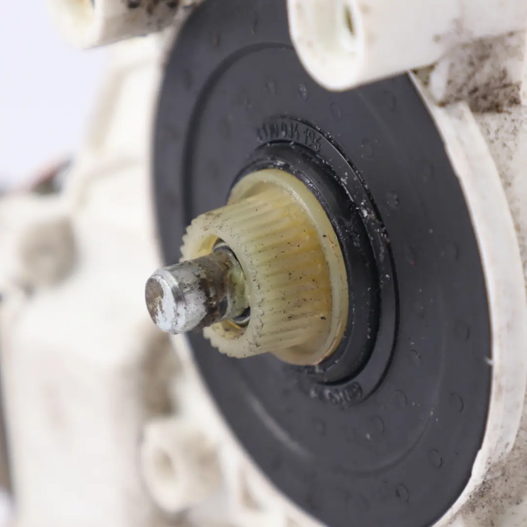 Podnośnik tylnej szyby Przekładnia silnika Prawa Regulator do BMW E93 o numerze 7198174 BMW E93 Podnośnik tylnej szyby Przekładnia silnika Prawa Regulator - SKU 7198174 - Numer Części 7198174