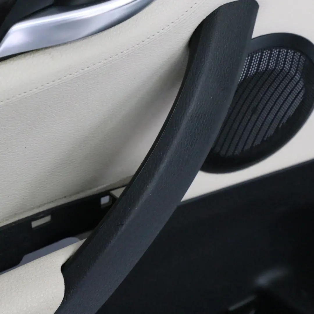 Embellecedor Forro Puerta Delantera Izquierda Cuero Nevada Oyster para BMW E84 con número de pieza 7327195 BMW E84 Embellecedor Forro Puerta Delantera Izquierda Cuero Nevada Oyster - SKU 7327195-1 - Número de pieza 7327195