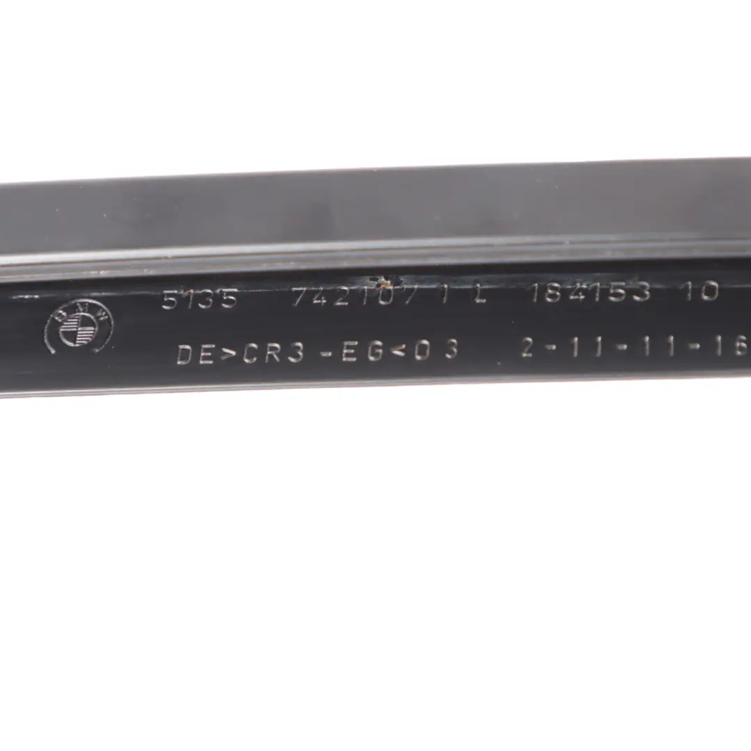 Riel Guía Ventana Puerta Trasera Izquierda para Mini Cooper Clubman F54 con número de pieza 7421071 Mini Cooper Clubman F54 Riel Guía Ventana Puerta Trasera Izquierda - SKU 7421071 - Número de pieza 7421071