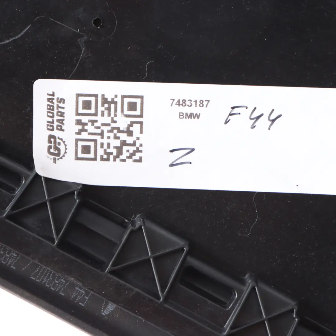Couvercle de garniture de montant B de porte avant gauche pour BMW F44 à propos du numéro de pièce 7483187 BMW F44 Couvercle de garniture de montant B de porte avant gauche - SKU 7483187 - Numéro de pièce 7483187
