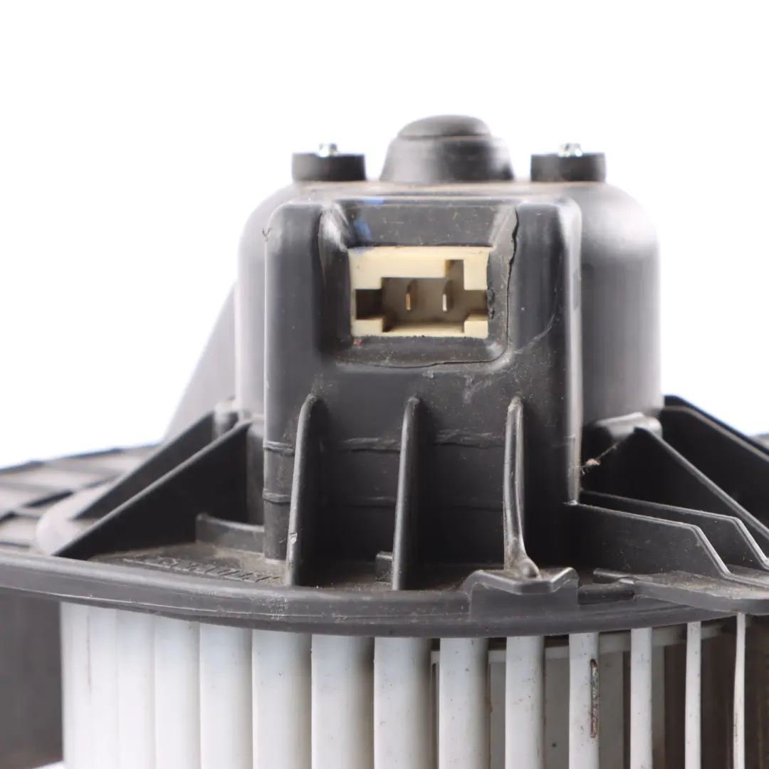 Heater Blower Motor Fan Unit to Renault Master 3 with Part number 7701068976 Renault Master 3 Heater Blower Motor Fan Unit - SKU 7701068976 - Part number 7701068976