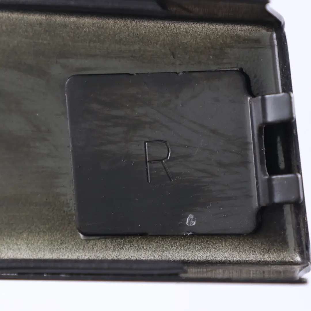 7L Colonna B Copertura pannello destro Finitura per Volkswagen Touareg con numero di parte 7L6853318D Volkswagen Touareg 7L Colonna B Copertura pannello destro Finitura - SKU 7L6853318D - Numero di parte 7L6853318D