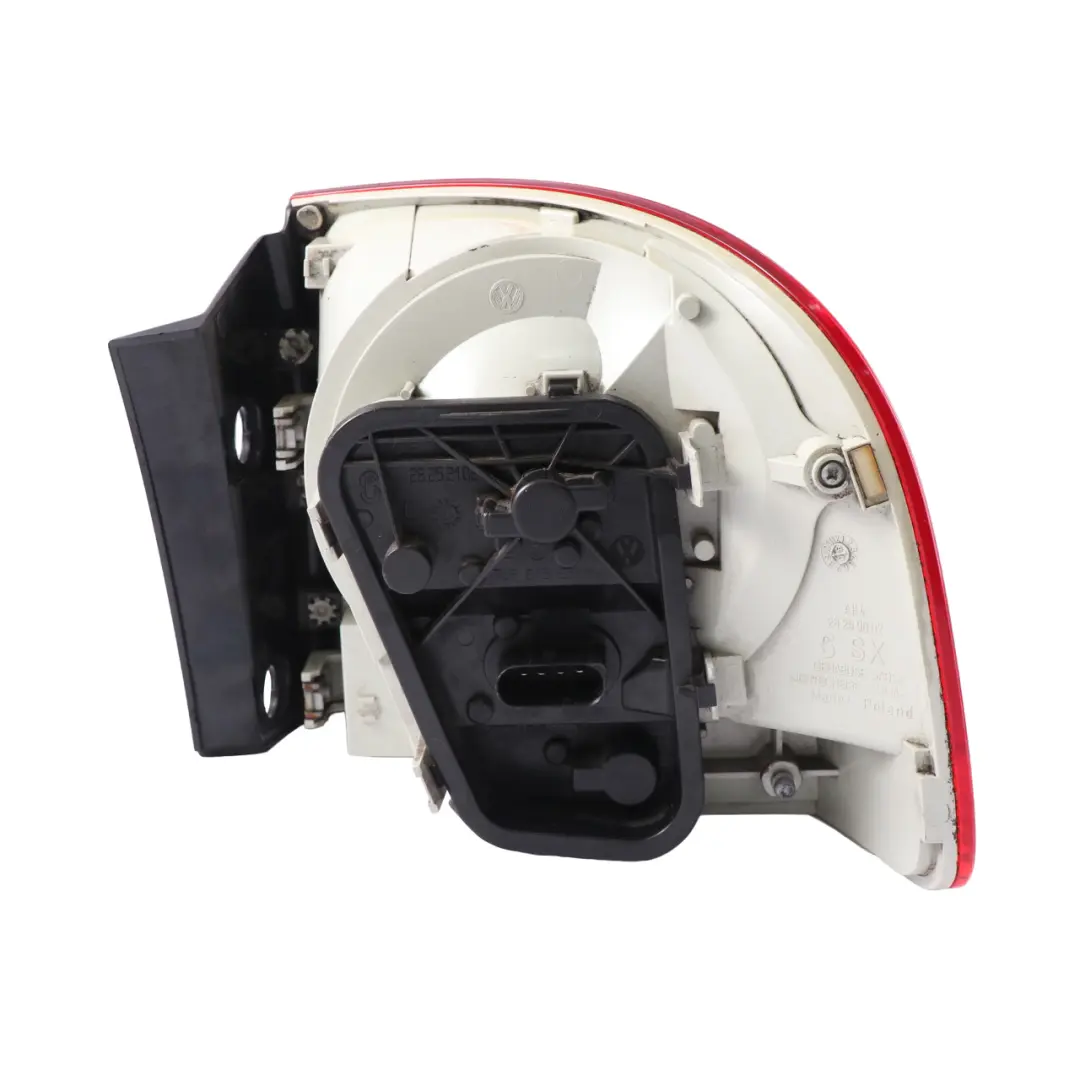 7L Feu arrière gauche pour VW Volkswagen Touareg à propos du numéro de pièce 7L6945095P VW Volkswagen Touareg 7L Feu arrière gauche - SKU 7L6945095P - Numéro de pièce 7L6945095P