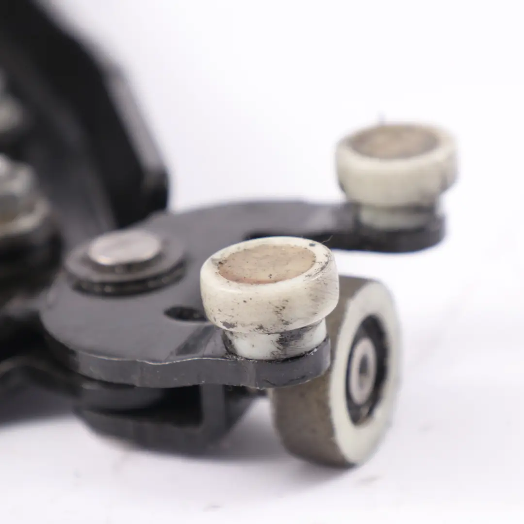 Volkswagen Sharan 7N Porta scorrevole posteriore sinistra Supporto inferiore - SKU 7N0843397E - Numero di parte 7N0843397E