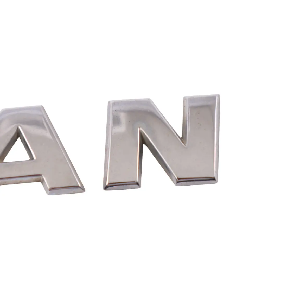 Emblema Trasero Modelo Nombre Tapa Maletero Insignia para Volkswagen Sharan con número de pieza 7N0853687 Volkswagen Sharan Emblema Trasero Modelo Nombre Tapa Maletero Insignia - SKU 7N0853687 - Número de pieza 7N0853687